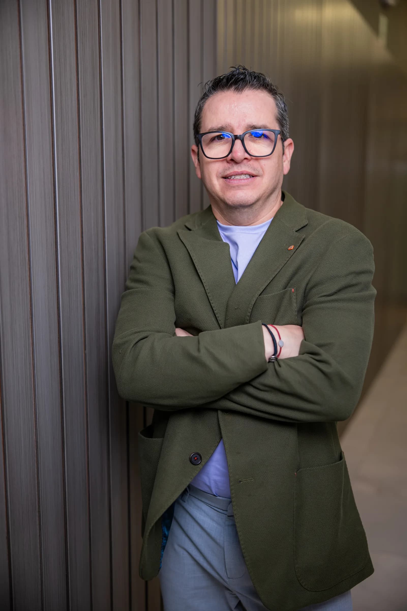 Dr. Rolando Xavier Esparza Vélez, dirección general y médica de Entheos Clinic