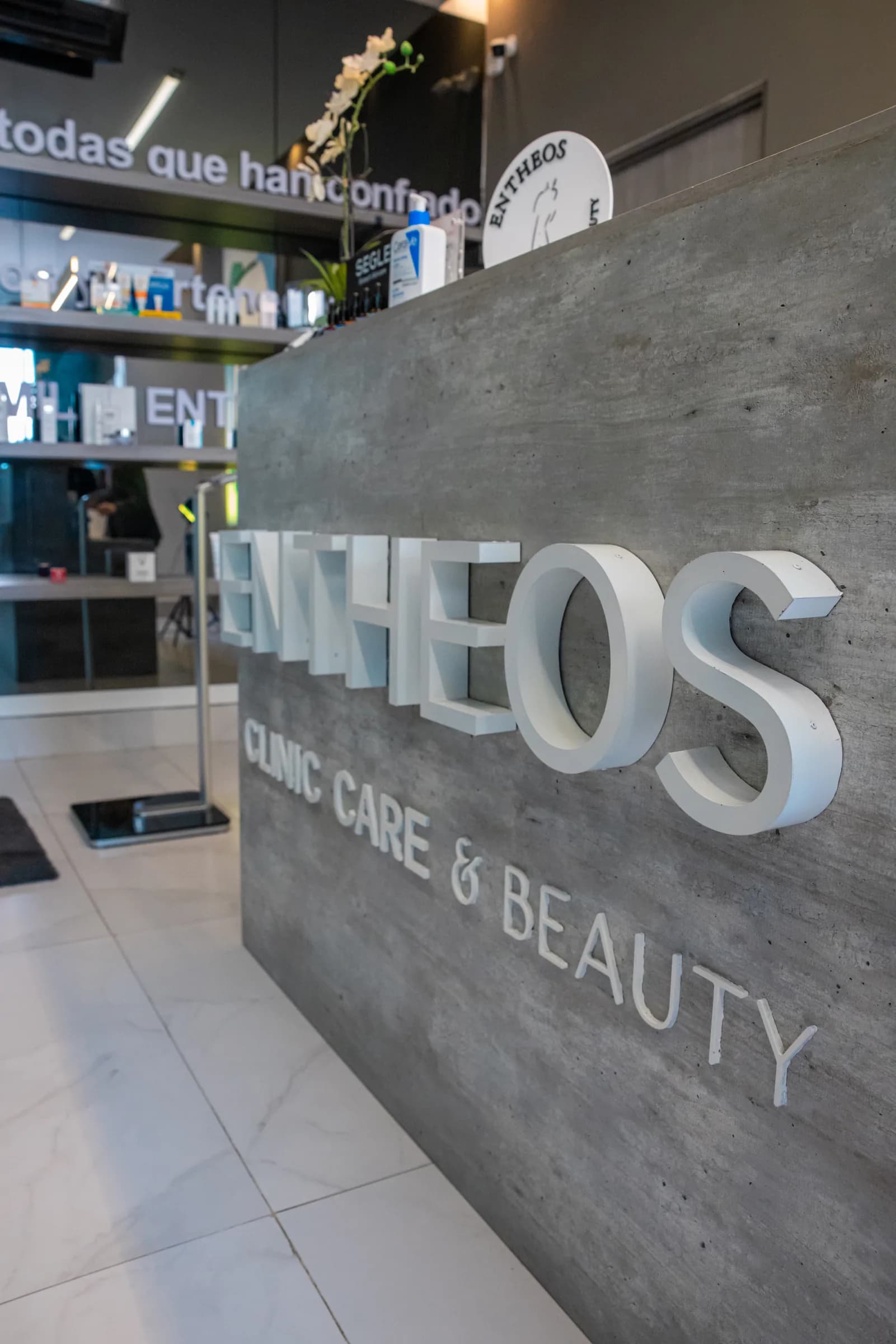 Recepción de Entheos Clinic, con el nombre de la clínica en la pared